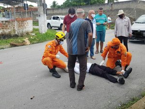 Homem fica ferido após colisão entre carro e motocicleta em Cruz das Almas