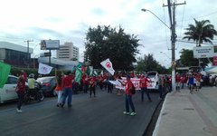Sinteal bloqueia Avenida Fernandes Lima, no Cepa