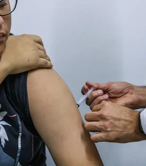 Jovens de 15 a 19 anos podem se vacinar contra HPV até junho de 2026