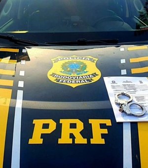 Homem com mandado de prisão em aberto por homicídio é preso pela PRF em Penedo