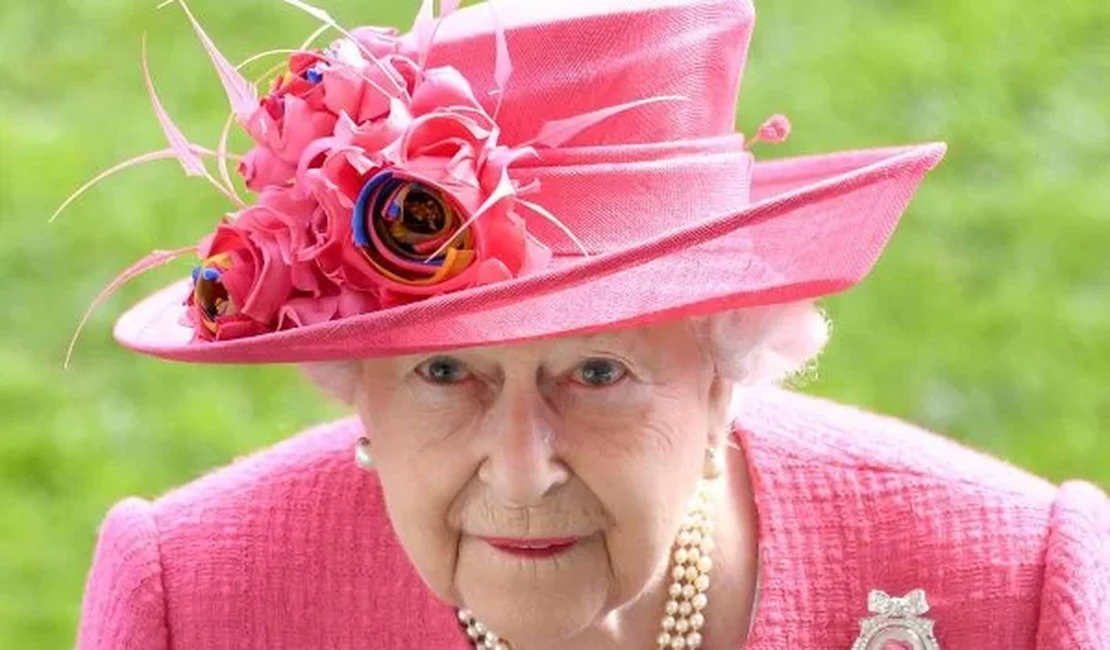 Rainha Elizabeth II é colocada sob supervisão médica