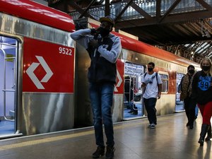 Greve paralisa linhas do metrô de São Paulo nesta quinta-feira