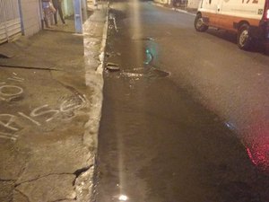 Morador de Arapiraca escreve no chão para apontar que fossa está rachada