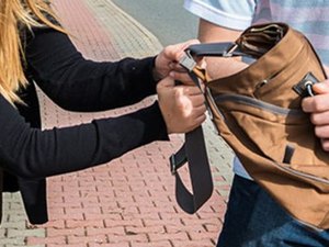 Mulher tem bolsa roubada no centro de Palmeira nesta quarta (22)