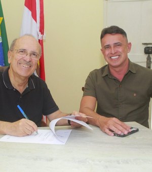 Servidores da Educação da Prefeitura de Penedo recebem 40% de aumento salarial em 3 anos da gestão Ronaldo Lopes