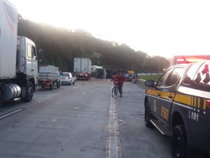 Caminhão tomba e motorista morre na BR-101, em Messias