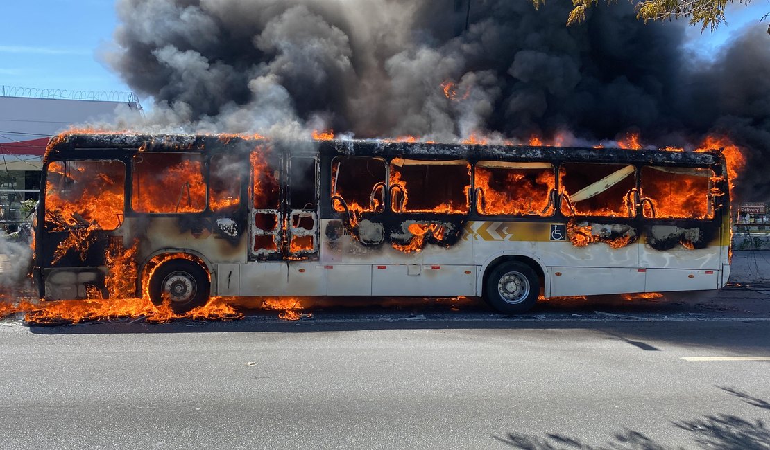 [Vídeo] Ônibus é completamente tomado pelo fogo na Avenida Fernandes Lima