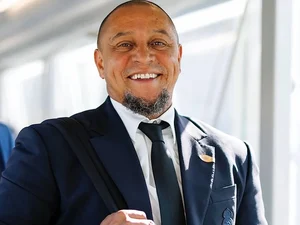 Roberto Carlos viraliza ao ver jogo do Brasil com celular de ouro