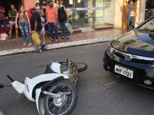 [Vídeo] Motorista foge após atropelar motociclista no Centro de Arapiraca