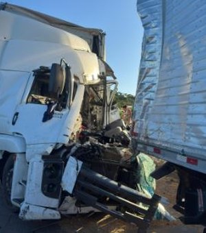 Dois acidentes envolvendo carretas na BR-101, em Junqueiro, deixa feridos e uma pessoa morta