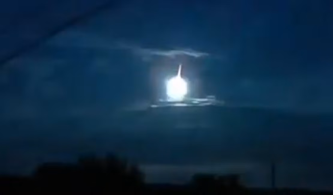 Meteoro 'bola de fogo' ilumina céu do Japão sobre vulcão Sakurajima