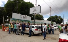 Protestos de taxistas em frente a SMTT, em Maceió