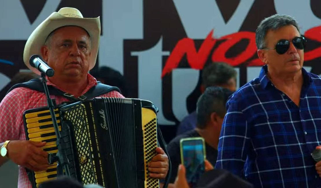 [Vídeo] Projeto Cultura na Praça é retomado em Arapiraca com a presença de Sirano e Sirino e outros artistas