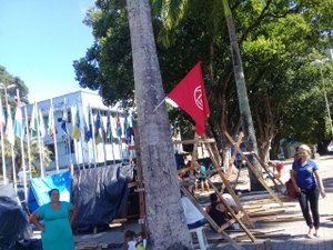 Após despejo, trabalhadores sem teto ocupam Praça dos Martírios
