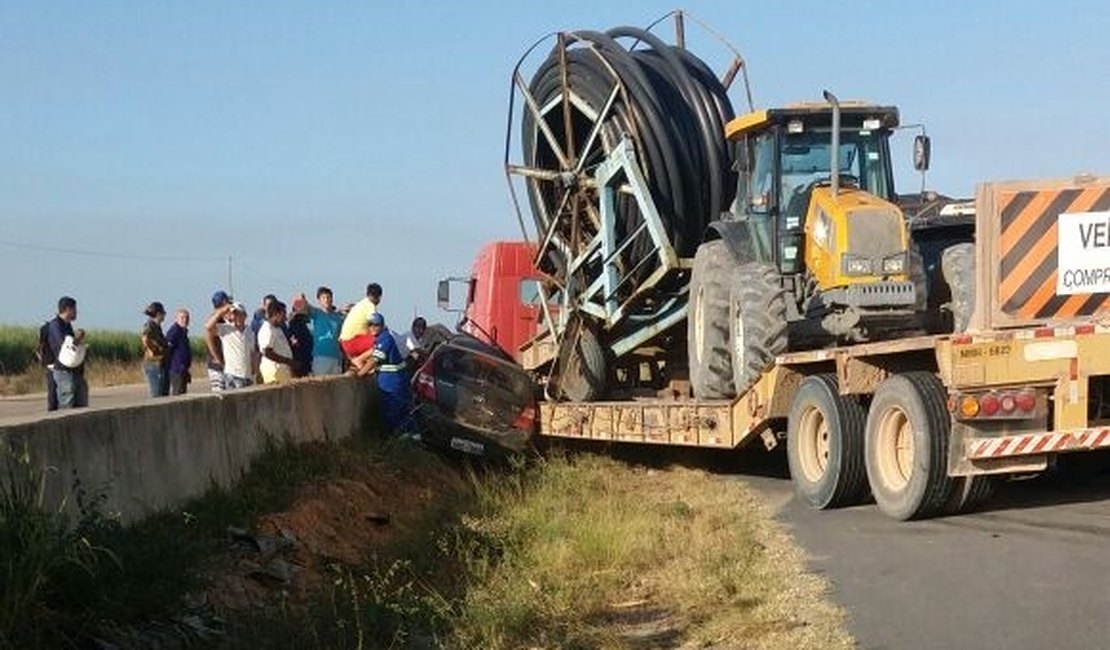 Motorista morre esmagado por carreta na BR-101 em São Miguel dos Campos
