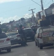 Ação policial recupera carro roubado e detém suspeitos, em Maceió