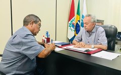 Gilvan Cabeção assina a ficha de filiação ao Progressistas