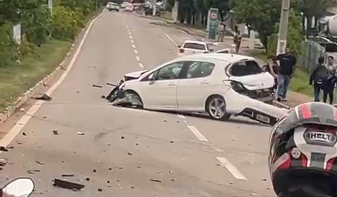 Carro roda na pista e se choca contra mureta na Avenida Josefa de Melo