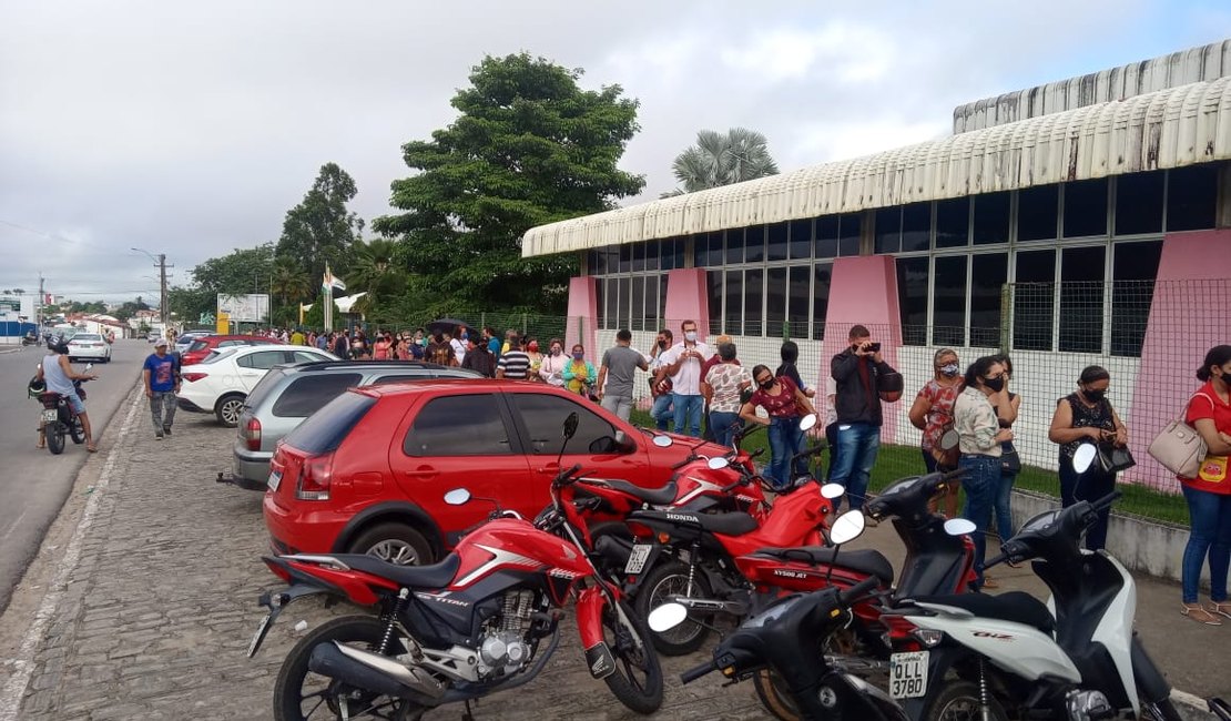 [Vídeo] População faz fila para receber 2ª dose da Coronavac em Arapiraca