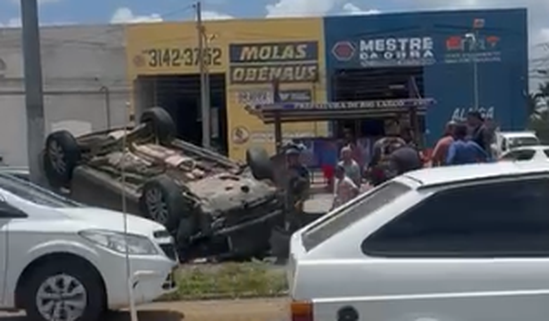 Carro capota na BR-104, em Rio Largo, nas proximidades do acesso ao aeroporto
