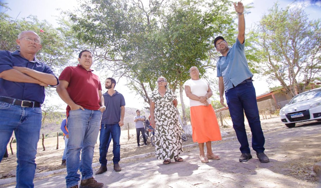 Prefeita Tia Júlia visita obras de manutenção na praça da comunidade Riacho Fundo