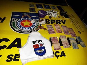 Suspeitos de tráfico fogem, abandonam drogas e documentos pessoais