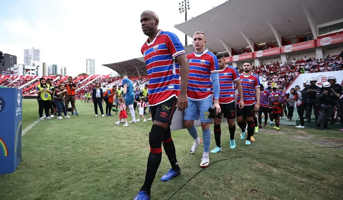 Jogadores do Sport entram em campo com camisa do Fortaleza após atentado