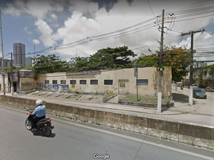 Prédio de escola desativada no bairro do Poço é demolida