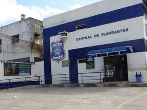 Após ser preso por tráfico, homem fica revoltado e quebra viatura 