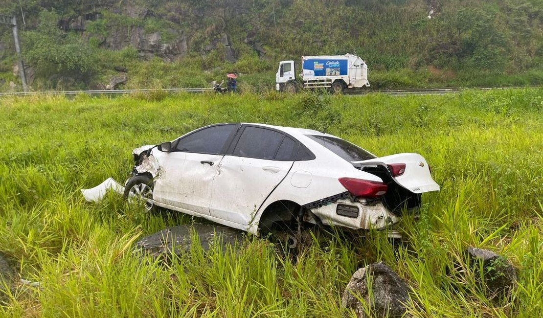 Carro capota na BR-101 e motorista sai ileso: “Foi um Livramento de Deus”