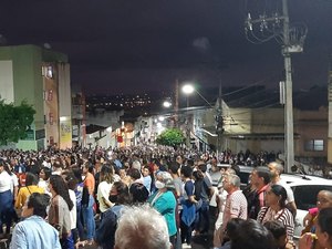 Milhares de pessoas participam de procissão de Corpus Christi em Palmeira dos Índios