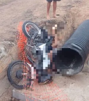 Motociclista morre após cair em obra de saneamento sem sinalização em Santana do Ipanema