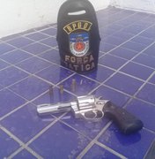 Jovem é preso com arma de fogo no Trapiche da Barra, em Maceió 
