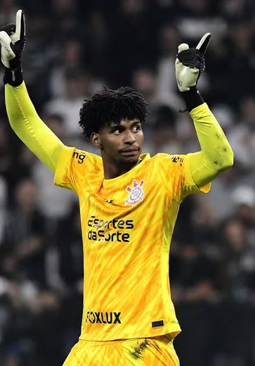 Hugo Souza repudia ataques racistas e cobra punição: “Racismo é crime”