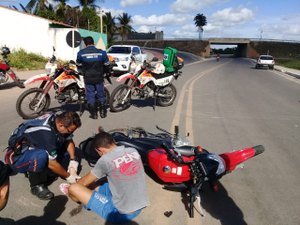 Colisão entre carro e moto deixa jovem ferido em Arapiraca