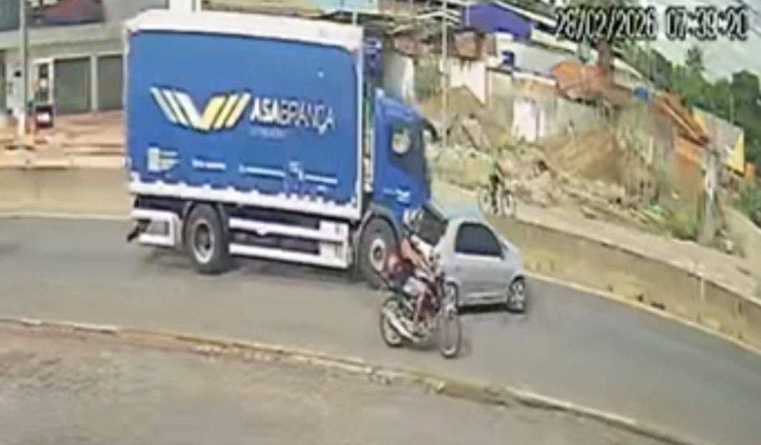 Câmeras de monitoramento flagram instante em que Celta capota após colidir com caminhão em Arapiraca