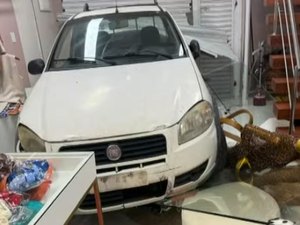 Carro invade e destrói loja no Jacintinho durante a madrugada; lata de cerveja foi encontrada no veículo