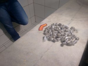 Cinco homens são presos com drogas e armas em veículo roubado, em Maceió 