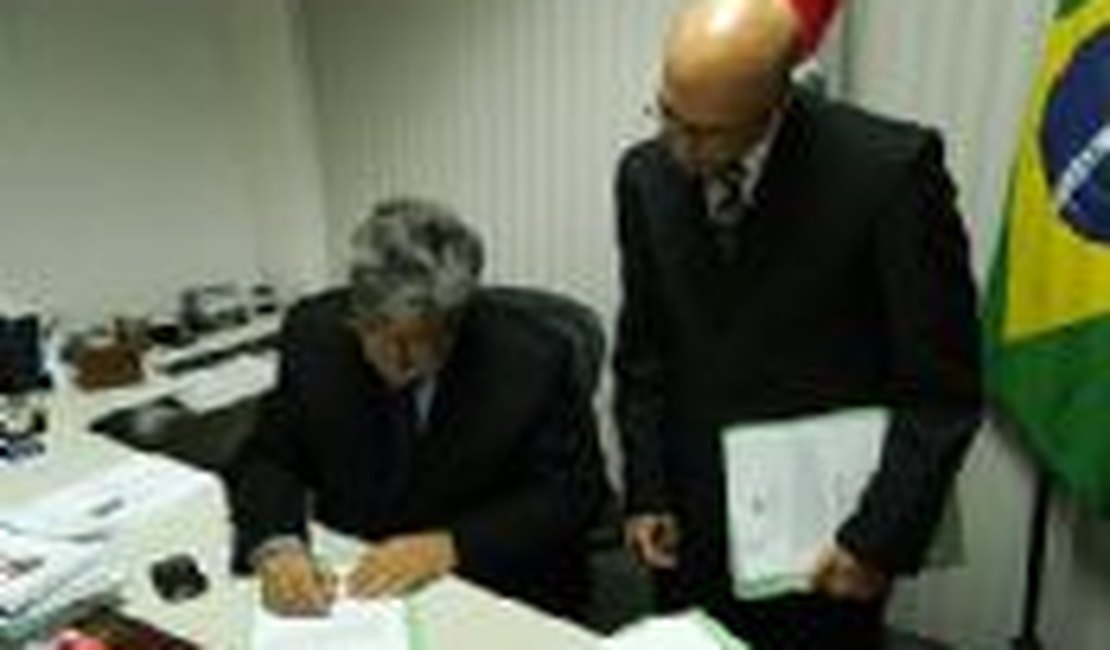 MPE nomeia 10 aprovados do concurso para servidores