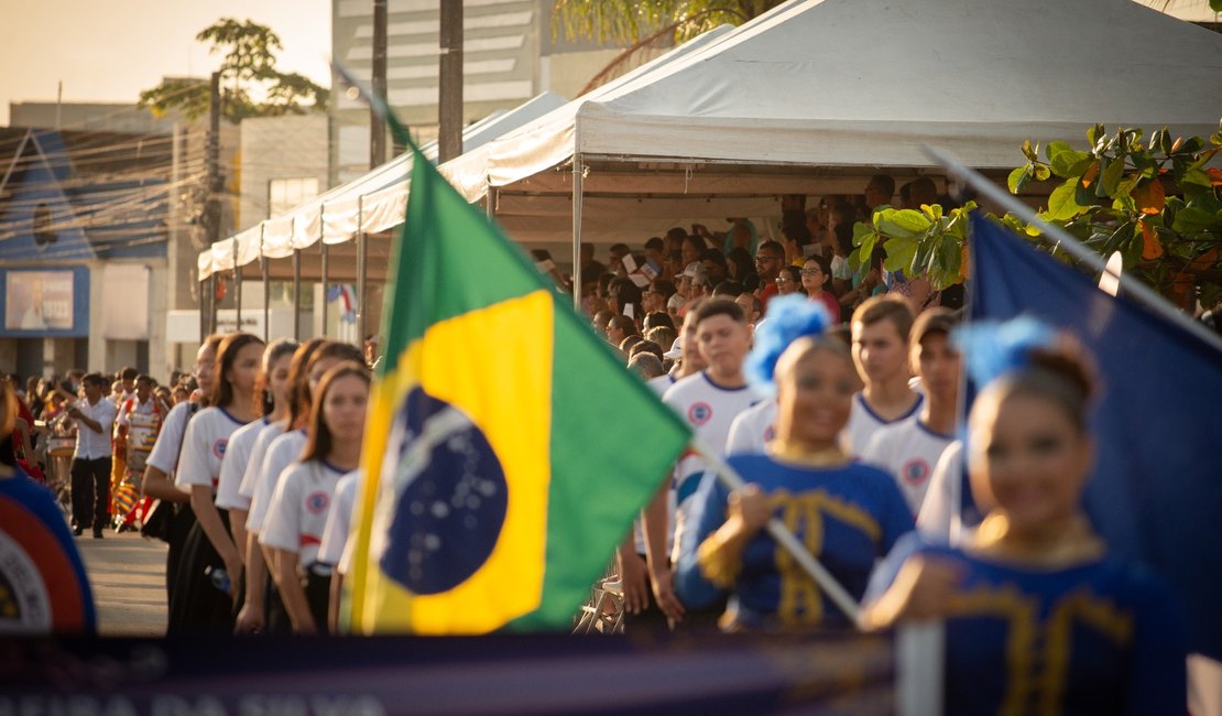 Desfile cívico celebra 209 anos da emancipação de Alagoas com foco na era digital
