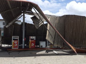 Cobertura de posto de combustíveis desaba em Campestre