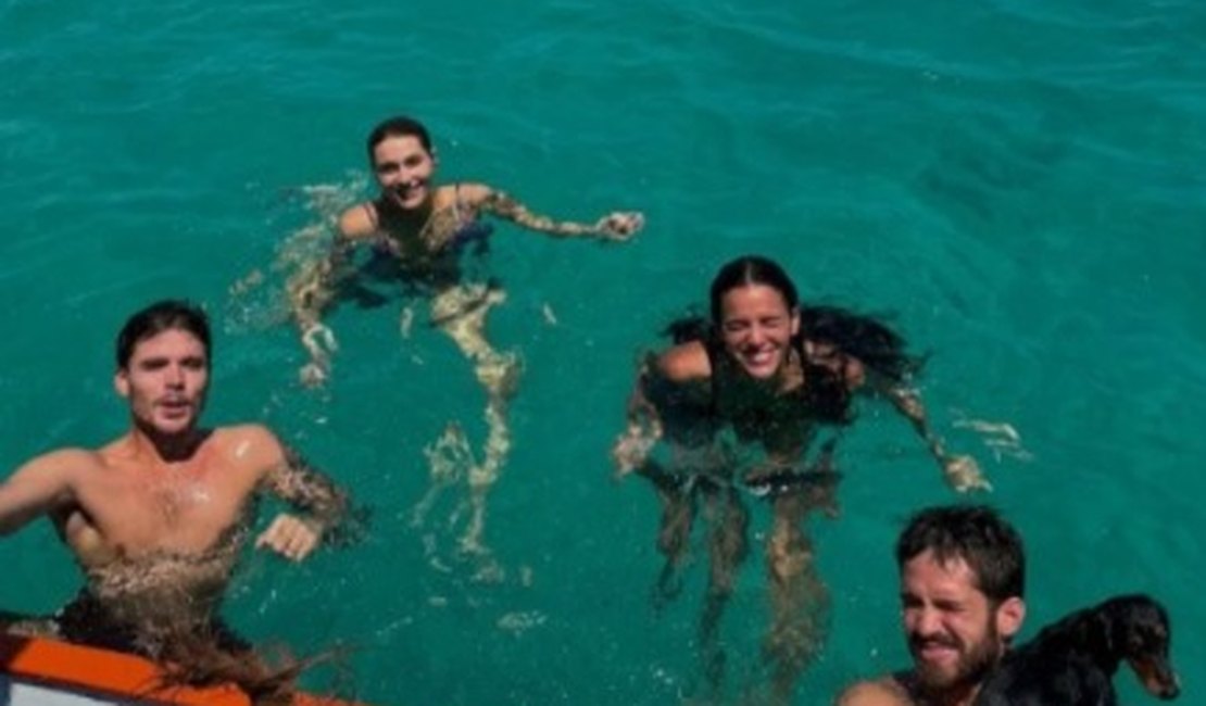 Sasha Meneghel e Bruna Marquezine passam as férias em São Miguel dos Milagres