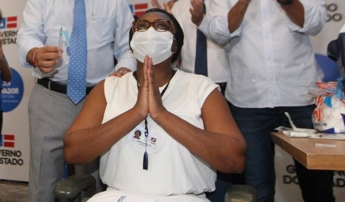 Primeira vacinada na Bahia, enfermeira é internada com covid