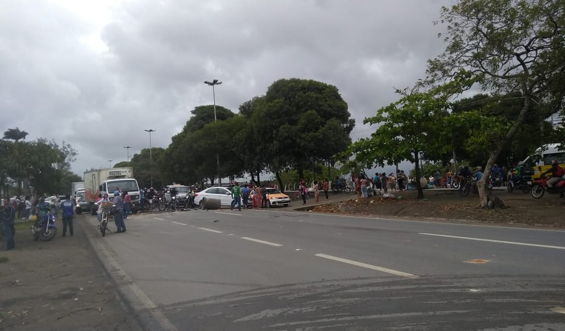 Parentes de reeducandos realizam novo protesto em Maceió
