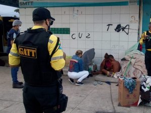 Pessoas em situação de rua abrigadas em terminais de ônibus de Maceió recebem acolhimento