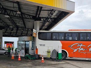 Motorista de ônibus dá a ré, bate em estrutura e derruba bomba de combustível no Trapiche