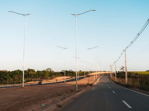 Casal de irmãos ficam feridos após moto colidir contra ônibus na Avenida Rota do Mar