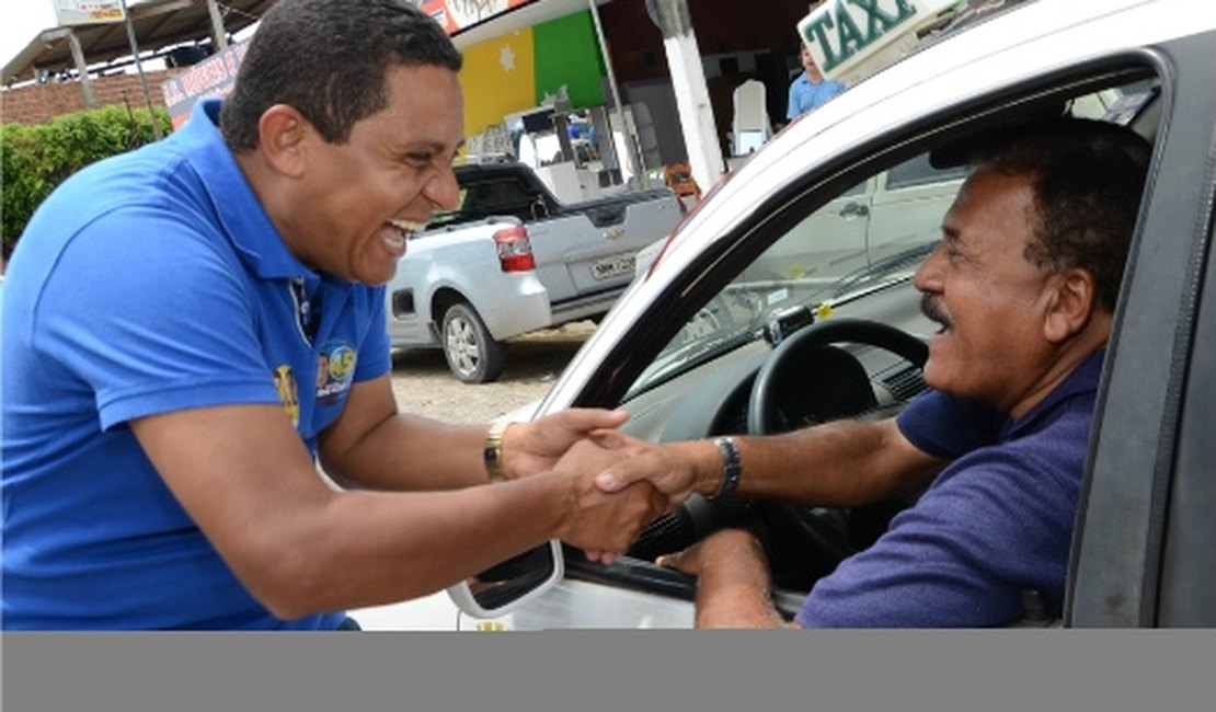 'Só o povo pode mudar Alagoas', lança Júlio Cezar durante visita ao Jacintinho