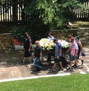 Corpo de João Alberto, morto após ser espancado em unidade do Carrefour, é enterrado