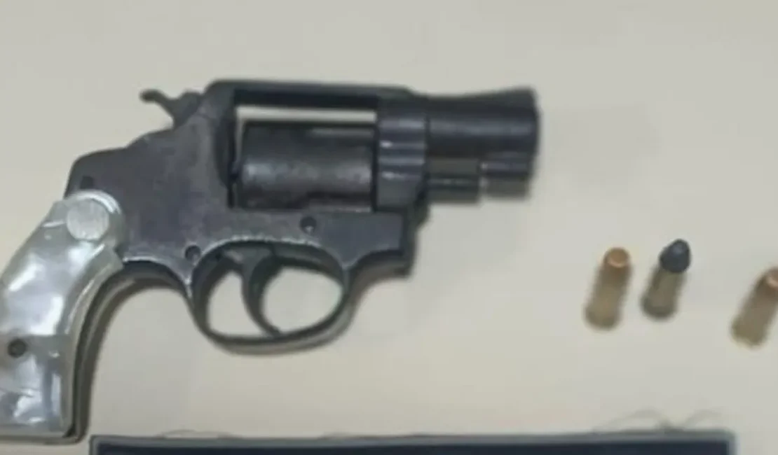 Homem foge para área de mata após confronto com policiais na 'Vila do Carlinhos Maia'